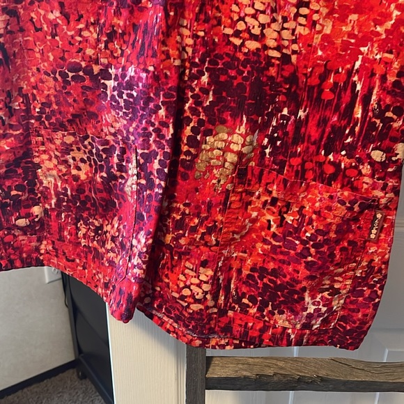 XL Koi Scrub Top - Picture 3 of 4